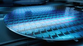 Bunte Detailansicht einer Wafer-Oberfläche für Halbleiterproduktion.