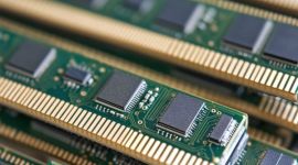 Reihe von grünen Speicherchips mit goldenen Kontakten.