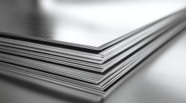 Stapel von glänzenden Metallblechen in Nahaufnahme.